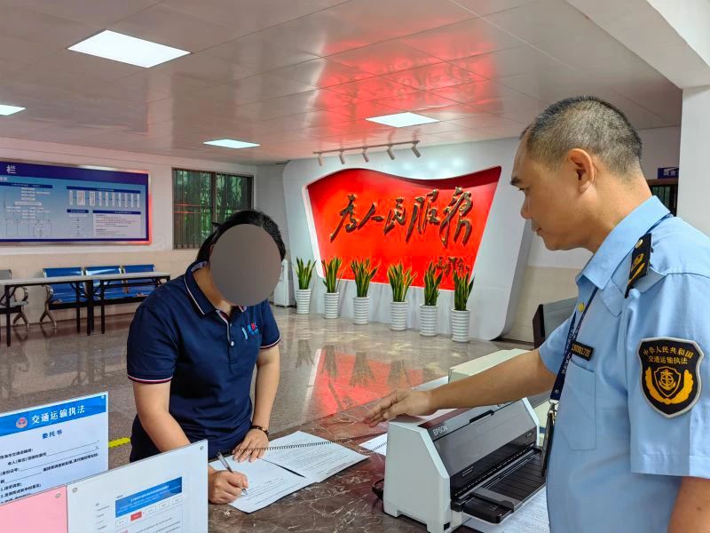 珠海市黄色网站局综合执法高新支队向当事人同步送达行政处罚决定书与信用修复主动告知书