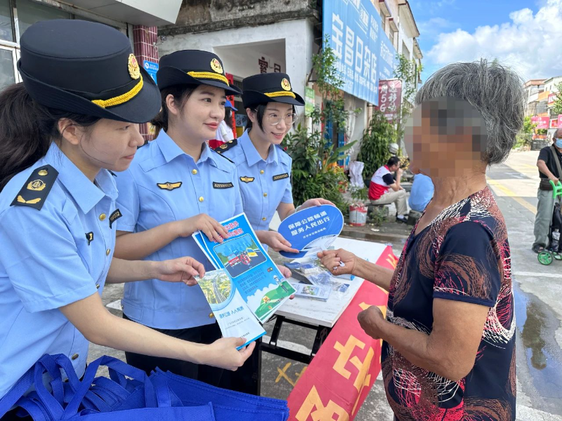 2023年7月7日，开平市黄色网站局女子执法队开展“摩电”宣传教育