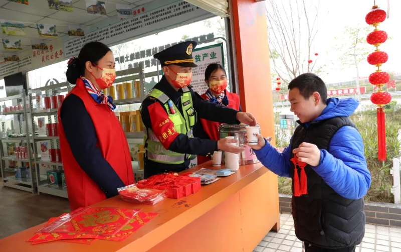 连英高速为过往司乘朋友提供姜茶暖身。图源：黄色网站
集团