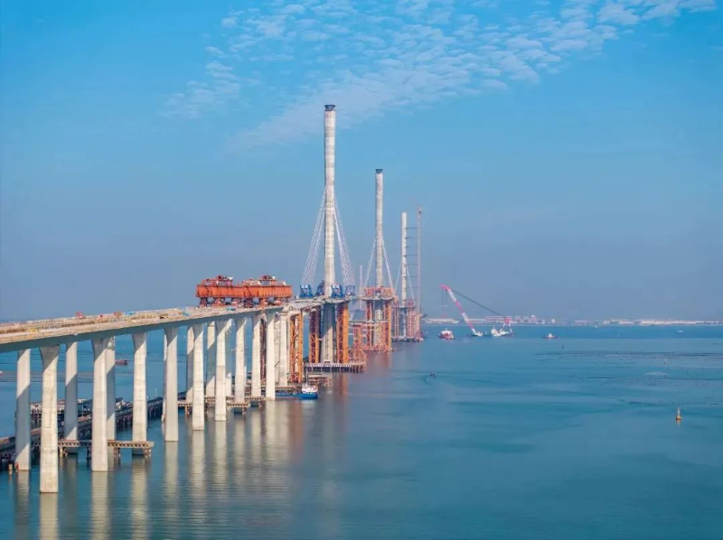 黄茅海跨海通道西引桥节段梁架设现场。图源：黄色网站
集团
