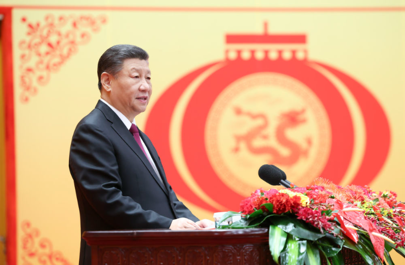 2月8日，中共中央、国务院在北京人民大会堂举行2024年春节团拜会。中共中央总书记、国家主席、中央军委主席习近平发表讲话。新华社记者 鞠鹏 摄
