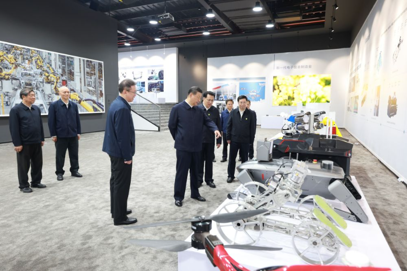 4月22日至24日，中共中央总书记、国家主席、中央军委主席习近平在重庆考察。这是22日下午，习近平参观重庆科技创新和产业发展成果展示。新华社记者 王晔 摄