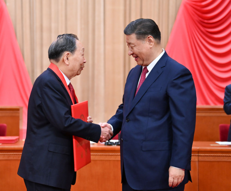 6月24日，全国科技大会、国家科学技术奖励大会和中国科学院第二十一次院士大会、中国工程院第十七次院士大会在北京人民大会堂隆重召开。中共中央总书记、国家主席、中央军委主席习近平向获得2023年度国家最高科学技术奖的武汉大学李德仁院士颁奖。新华社记者 谢环驰 摄