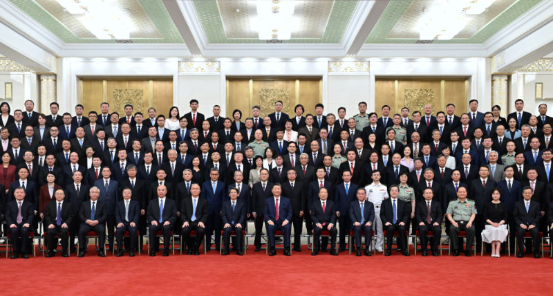 6月24日，全国科技大会、国家科学技术奖励大会和中国科学院第二十一次院士大会、中国工程院第十七次院士大会在北京人民大会堂隆重召开。会前，习近平等领导同志亲切会见国家科学技术奖获奖代表，并同大家合影留念。新华社记者 谢环驰 摄