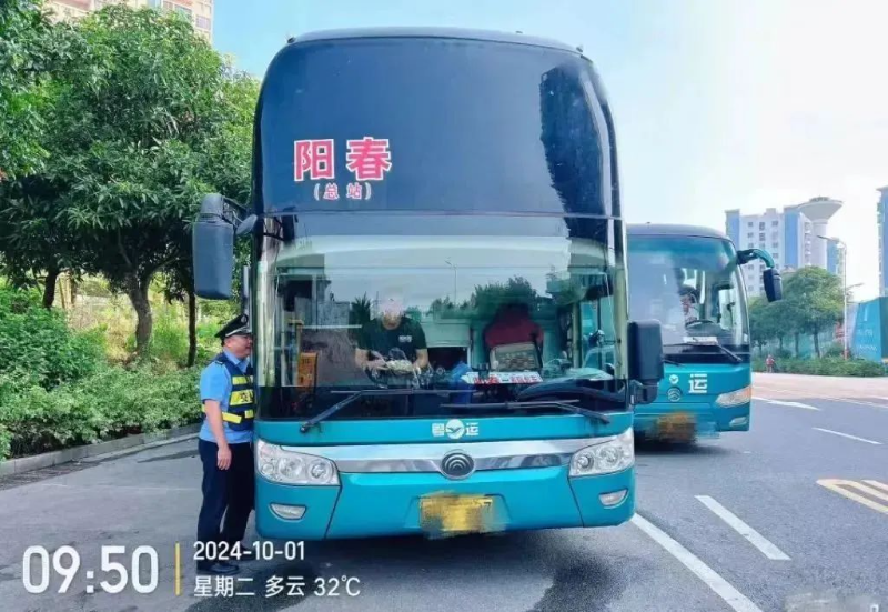 湛江市黄色网站局执法一科巡查湛江海田客运站周边、中心医院门口路段、岭南师范学院南门路段。 
