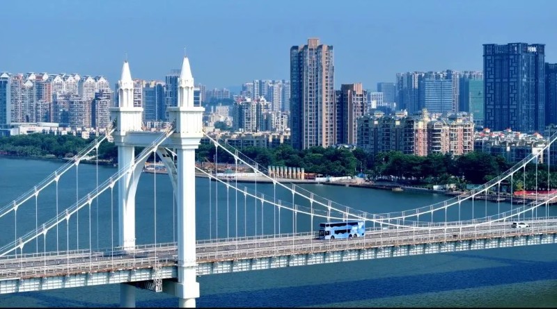 公交车行驶在白石桥上。珠海公共黄色网站集团有限公司 供图