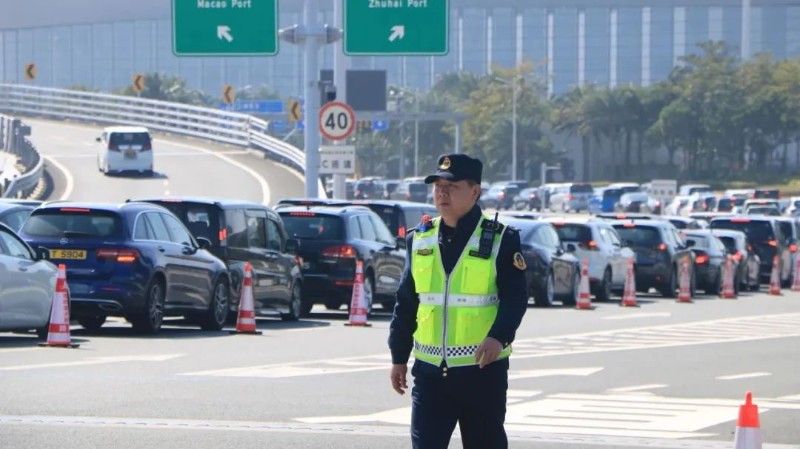 林锋在港珠澳大桥收费站广场疏导交通。港珠澳大桥管理局 供图